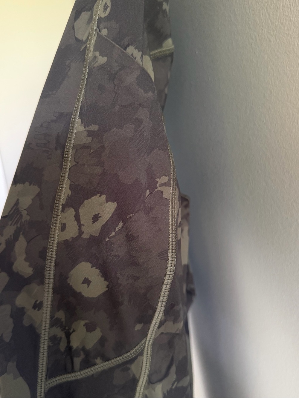 Vuori Stride Leggings Small Green Camo High Rise 7/8 Running Yoga Side Pocket - Picture 7 of 14